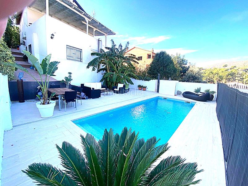 Foto cecfd72f-b22c-4806-b59e-46bd61d25485. Xalet amb xemeneia calefacció piscina a Montmar Castelldefels