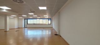 Rent Office space  Avinguda corts catalanes. Oficina con terraza en alquiler
