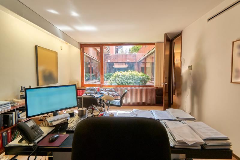 Foto 8ef145ef-ef81-4a76-918e-60712460f570. Oficina se vende local/oficina en calle freixa en Barcelona