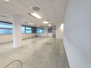 Affitto Ufficio in Carrer de la fontsanta 46. Oficina en alquiler con entrada independiente