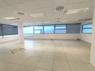 Location Bureau  Carrer de la fontsanta 46. Oficina en alquiler con entrada independiente