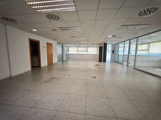 Location Bureau  Carrer de la fontsanta. Oficina esquinera en alquiler