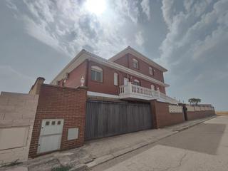 Xalet a Villanueva de Perales. Alfa key west inmobiliaria  vende chalet de 3 plantas, con 369 m