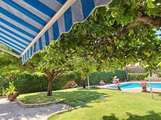 Casa aparellada a Las Conejeras-Eparragal. Casa en venta en coslada