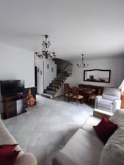 Casa adossada a Vejer. Espectacular casa unifamiliar de cuatro dormitorios con garaje p