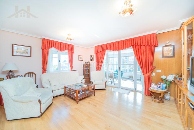 Foto cba423f3-8d54-45b6-ac63-4d3f04c71bd4. Haus mit heizung parking in Guadarrama