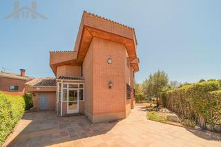 Chalet  Calle río duero. En venta: espectacular chalet independiente en guadarrama, cerca