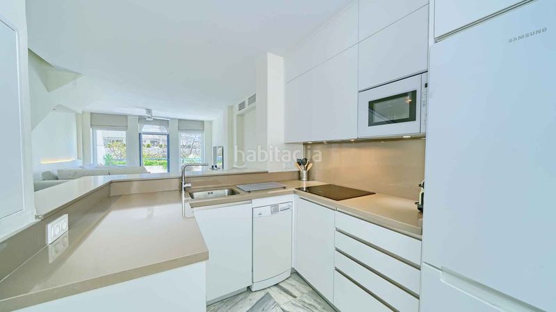 Foto 33b35983-4a3f-47fe-ba77-ab86076fb971. Apartament amb aparcament piscina a Playa de la Fontanilla Marbella