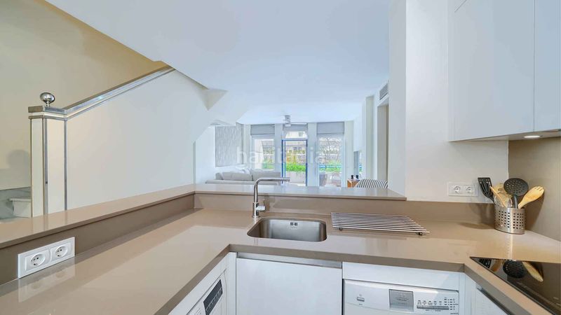 Foto 33e89091-6a83-4dfb-b06c-d5f24a6813a5. Apartament amb aparcament piscina a Playa de la Fontanilla Marbella
