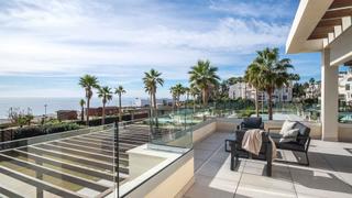 Casa a El Velerín. Villa en estepona este en comunidad cerrada en primera línea de