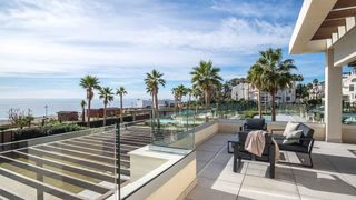 Casa a El Velerín. Villa en estepona este en comunidad cerrada en primera línea de