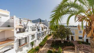 Casa adosada en Aloha. Adosada en urbanización aloha pueblo completamente renovada en v