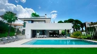 Casa a Puente Romano. Villa en milla de oro de diseño moderno en venta