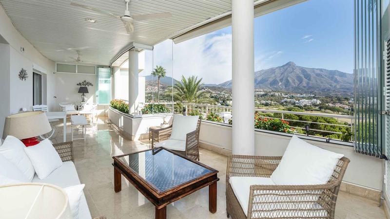 Foto 0bcfe154-3946-44c7-bef2-58493cab641f. Ático  en urbanización la corniche con vistas al mar a la venta en Marbella