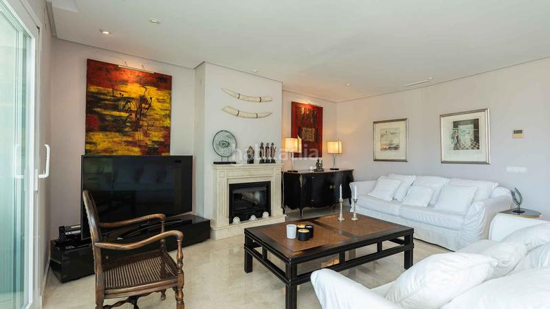 Foto 24209650-bb55-4066-888f-0694c86f89dc. Ático  en urbanización la corniche con vistas al mar a la venta en Marbella