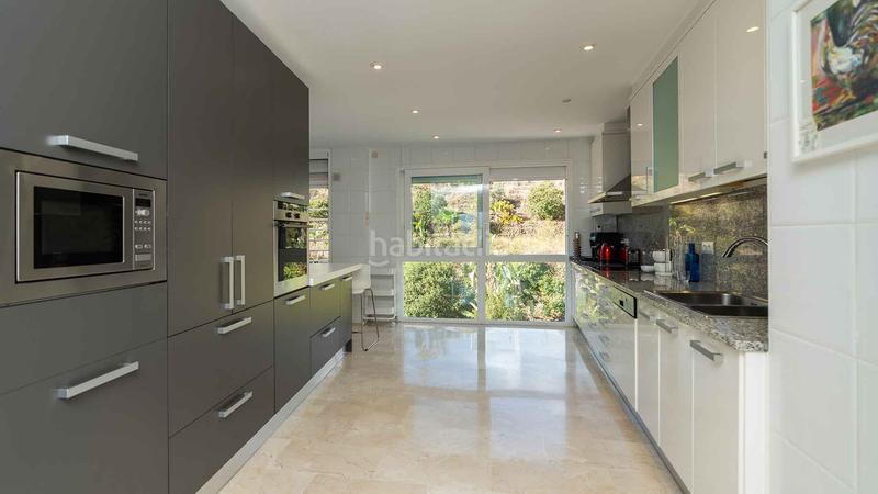 Foto 2703a4ee-a749-409f-8132-96b161f193c8. Ático  en urbanización la corniche con vistas al mar a la venta en Marbella