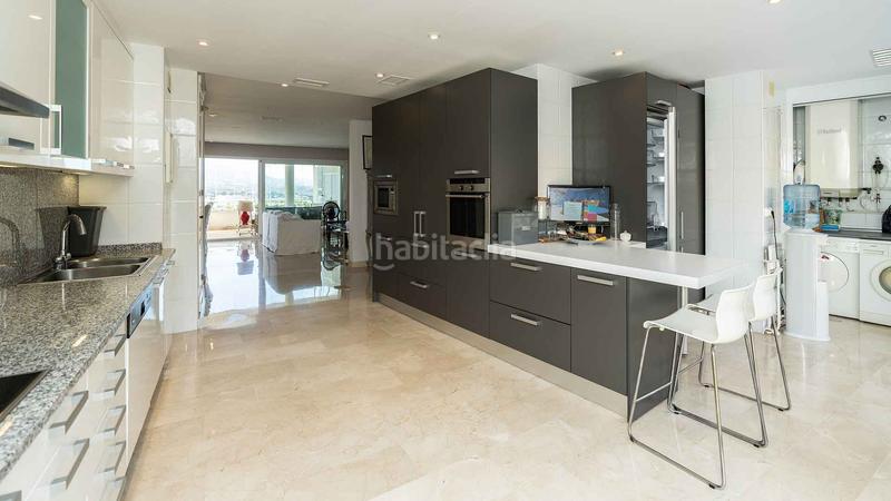 Foto 30cc4632-cfa4-4cc9-b114-0a4dfd4863a4. Ático  en urbanización la corniche con vistas al mar a la venta en Marbella
