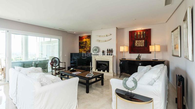 Foto 3ca9db72-6a3a-4bfa-9767-cd9888dc9339. Ático  en urbanización la corniche con vistas al mar a la venta en Marbella