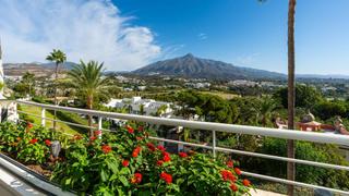 Ático en Las Brisas. Ático en urbanización la corniche con vistas al mar a la venta