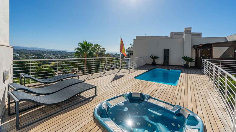 Foto 7077bb2e-b816-4355-a85c-402073ad55f8. Ático  en urbanización la corniche con vistas al mar a la venta en Marbella