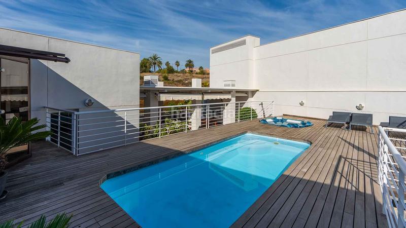 Foto 9a2de9bd-626f-4f4e-baee-406e995d5400. Ático  en urbanización la corniche con vistas al mar a la venta en Marbella