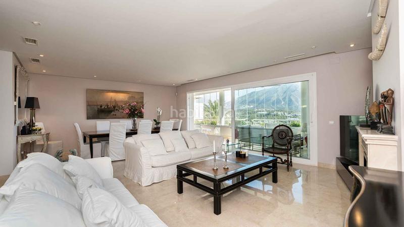 Foto a0d36b12-cd78-4de2-b580-01da2a85fa62. Ático  en urbanización la corniche con vistas al mar a la venta en Marbella