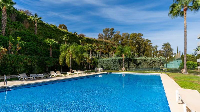 Foto bafe7a8a-bc24-4ba0-b34f-db6fbe183564. Ático  en urbanización la corniche con vistas al mar a la venta en Marbella