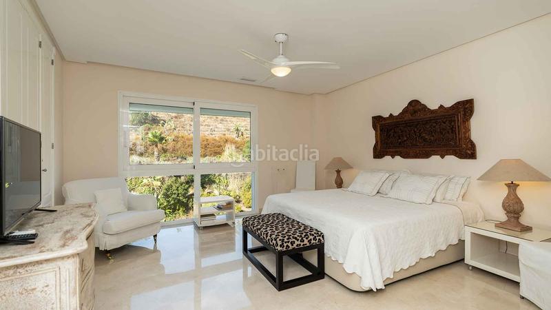 Foto c34ab529-b0f1-4ae2-9c75-8727a00d671f. Ático  en urbanización la corniche con vistas al mar a la venta en Marbella