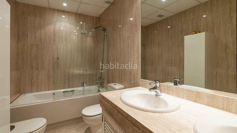 Foto d510bbea-427d-4f56-a9b5-3ecf691a4533. Ático  en urbanización la corniche con vistas al mar a la venta en Marbella
