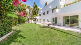 Rez-de-chaussée à Lomas de Marbella Club. Apartamento planta baja en urbanización king hills completamente