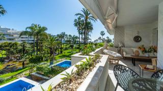 Apartament a Puerto Banús. Apartamento en urbanización los granados de banús i en primera l