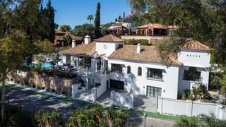 Maison à La Quinta. Villa en urbanización el herrojo completamente renovada en venta