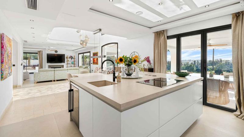 Foto 45b5e09c-68e4-498c-9261-161d89fe573c. House with parking pool in Los Naranjos Marbella