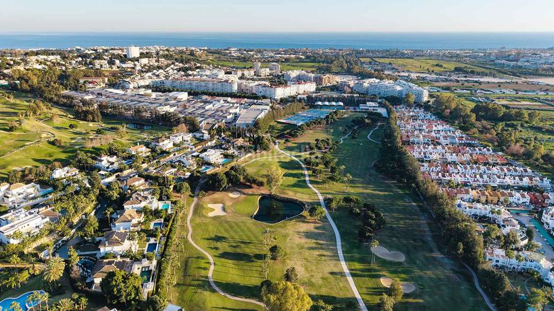 Foto 9f82f001-cb3c-4d38-b5fe-a4d7ef490734. House with parking pool in Los Naranjos Marbella