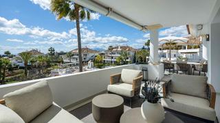 Attique à Lomas de Marbella Club. Ático en urbanización monte paraíso  completamente reformado en
