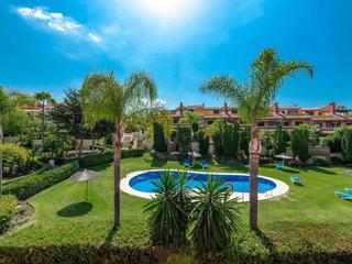 Lloguer Casa adossada a Lomas de Marbella Club. Casa adosada en urbanización jardines del doña maría en alquiler
