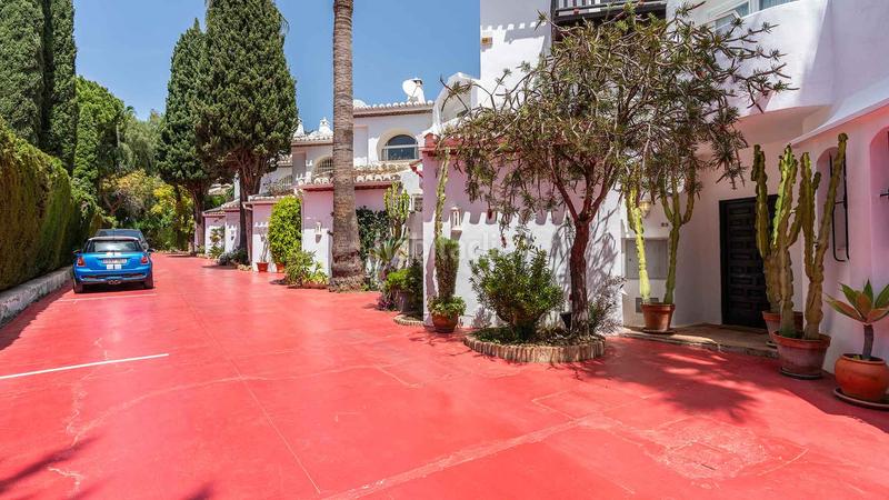 Foto 3772357d-ef1c-414b-b9b7-ac681ca5d981. Casa a schiera con parcheggio piscina in Puente Romano Marbella