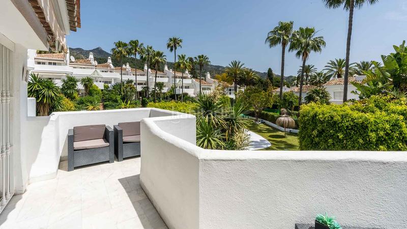 Foto 3e352485-f9be-4700-a51e-de6f73cb3d75. Casa a schiera con parcheggio piscina in Puente Romano Marbella