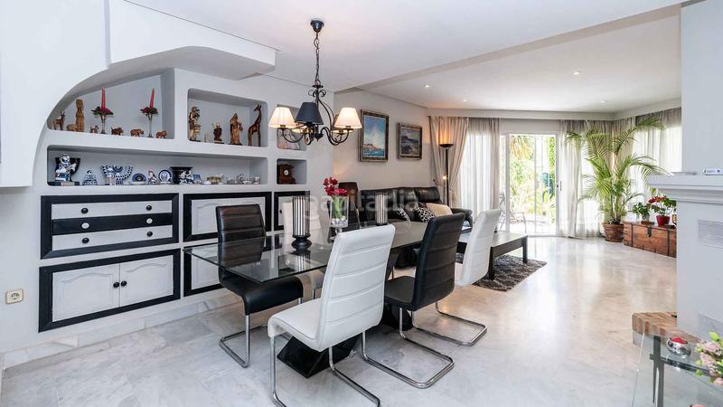 Foto 4eb5ece8-b954-412a-8a87-1ac54d7f1b00. Casa a schiera con parcheggio piscina in Puente Romano Marbella