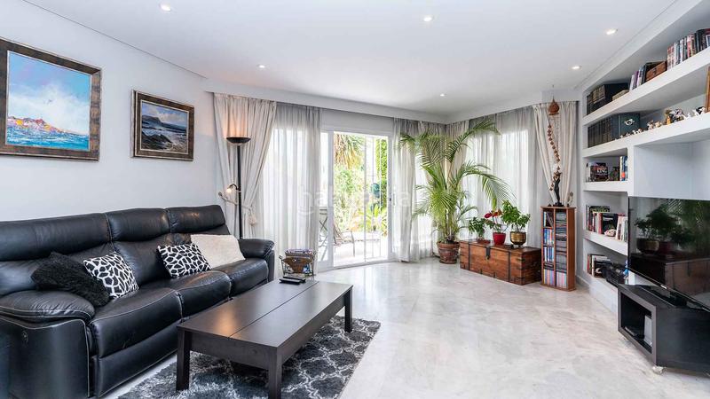 Foto fff573a7-aa25-4543-a945-dae0a1f51f96. Casa a schiera con parcheggio piscina in Puente Romano Marbella