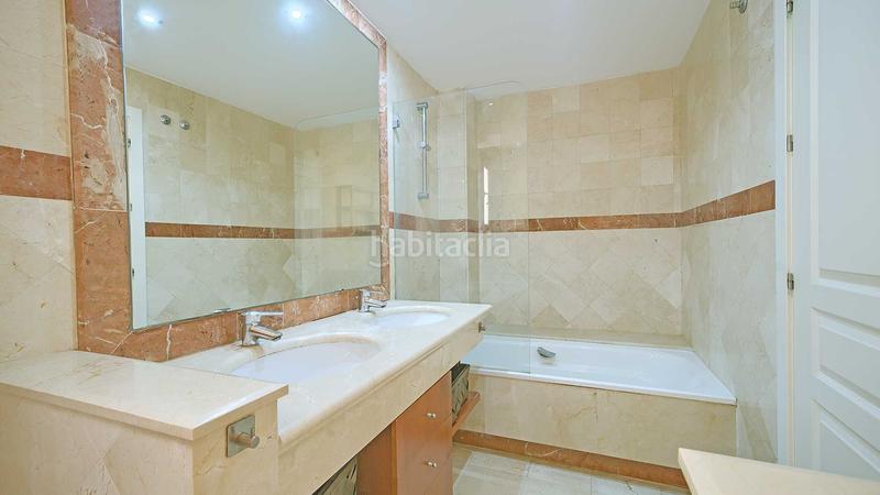 Foto e346f2ed-7c72-4371-8eba-8c1a347afabd. Apartamento  en urbanización single homes en la milla de oro en venta en Marbella