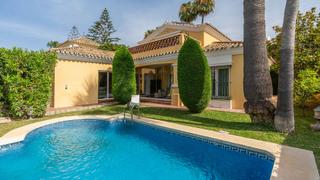 Rent House in Bahía de Marbella. Villa con piscina en bahía de marbella en alquiler de larga temp
