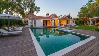 Casa en Maria de tudor 2. Villa en venta en puerto banús, marbella, lado playa