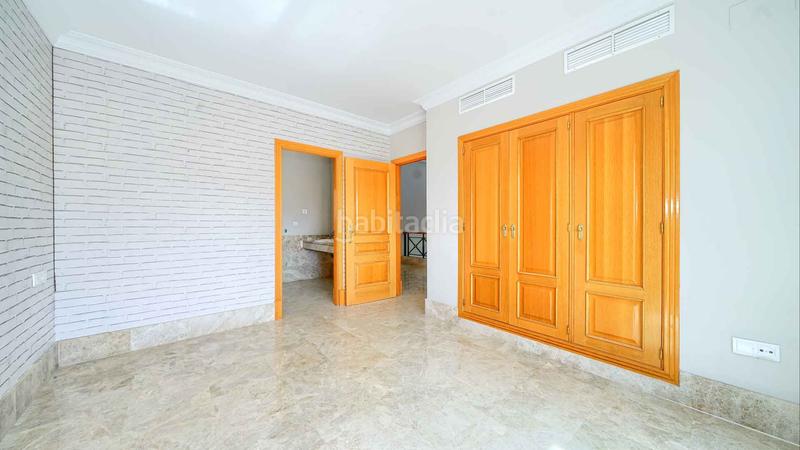 Foto 03d7727c-885c-466d-b25f-368f2969dcc0. Casa villa independiente en urbanización Santa Clara en primera linea de golf en venta. en Marbella