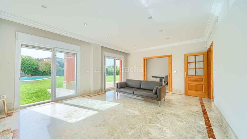 Foto 0f79eb96-9108-4ce9-919d-2ebfcbe07414. Casa villa independiente en urbanización Santa Clara en primera linea de golf en venta. en Marbella