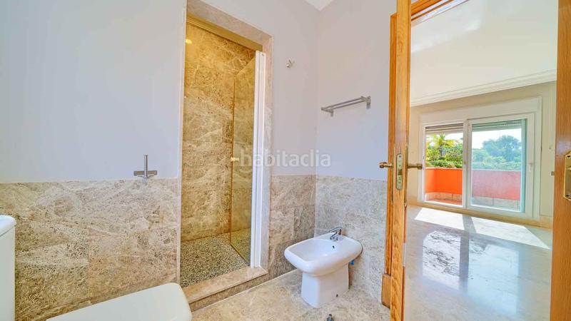 Foto 16b75771-f78a-4128-8d2c-a17ee9cf9fd3. Casa villa independiente en urbanización Santa Clara en primera linea de golf en venta. en Marbella