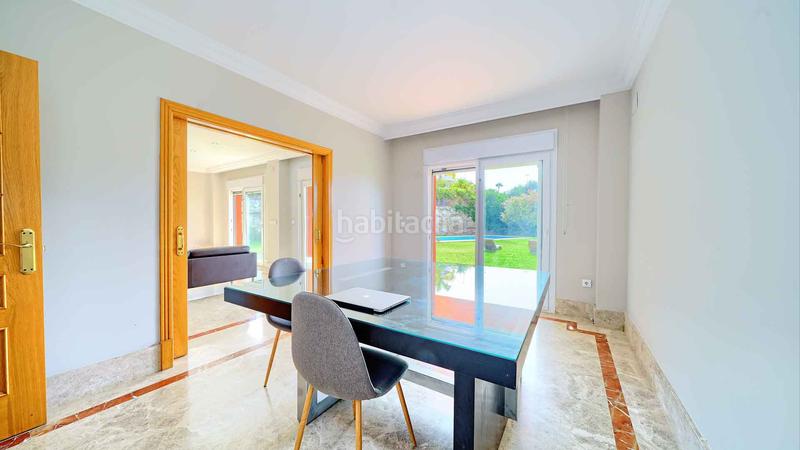 Foto 17f3e9fa-2894-47d0-a226-ad7d4bae3bf1. Casa villa independiente en urbanización Santa Clara en primera linea de golf en venta. en Marbella