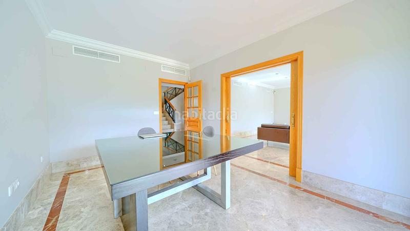 Foto 1a3c1aba-7767-412e-a07b-8edf71f53153. Casa villa independiente en urbanización Santa Clara en primera linea de golf en venta. en Marbella
