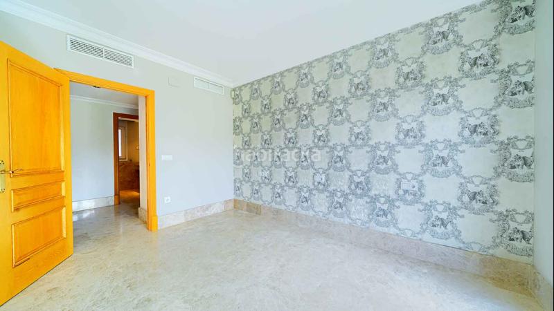 Foto 23dd6eca-9677-4f84-a7ac-99f3ed96ca31. Casa villa independiente en urbanización Santa Clara en primera linea de golf en venta. en Marbella