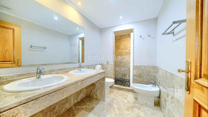 Foto 248dd3ab-4224-4ca5-9ca7-db59b0f20bc0. Casa villa independiente en urbanización Santa Clara en primera linea de golf en venta. en Marbella